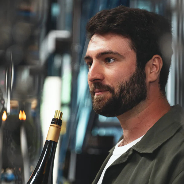 Julian Rommel bei einer Weinprobe